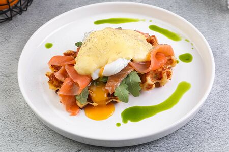 Яйцо бенедикт с лососем на вафле