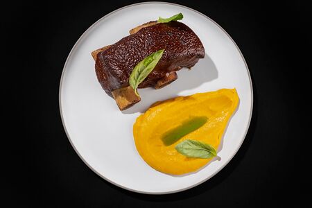 Томленое говяжье ребро в перечном джеме