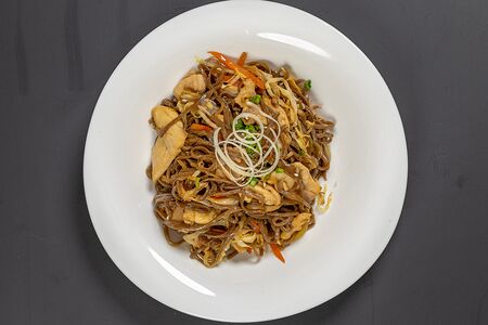 Соба жареная с курицей