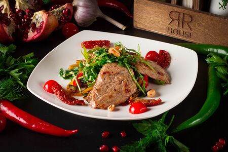 Теплый салат с говядиной