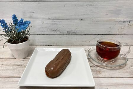 Эклер шоколадный