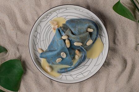 Блины с голубой матчей, манговым кремом и бананом