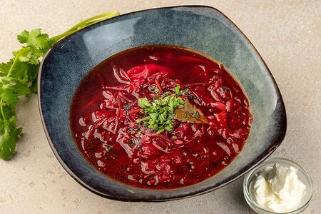 Борщ с мясом и сметаной