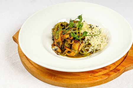 Зеленые феттуччине с уткой и белыми грибами