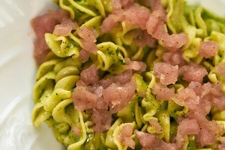 Паста с песто из петрушки и тунцом