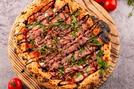 Пицца с томленой говядиной