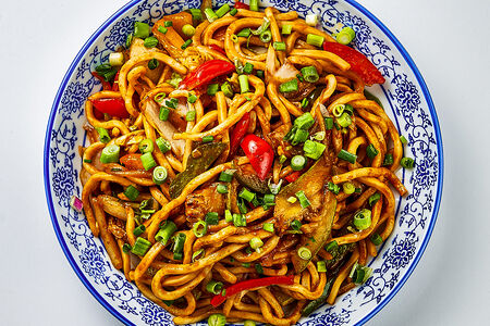 Жареная лапша с овощами