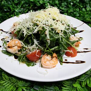 Салат с рукколой и тигровыми креветками