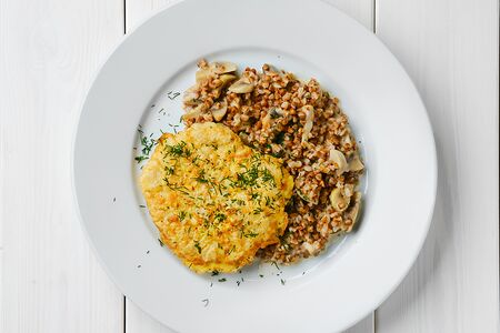 Бифштекс с томатами и гречкой