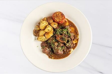 Оссобуко, молодой картофель, печеный томат, гремолатта