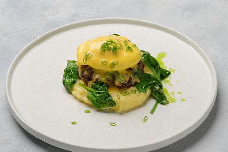 Бифштекс с голландским соусом и яйцом пашот