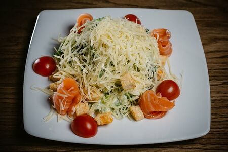 Салат Цезарь с семгой