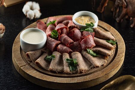 Мясные деликатесы