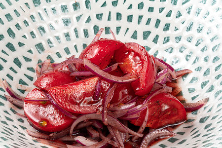 Помидоры с красным луком