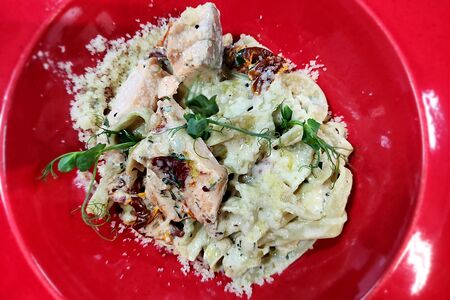 Зеленая феттуччине с семгой в сливочном соусе