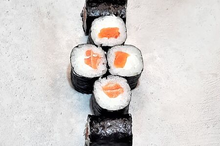 Ролл со сливочным лососем