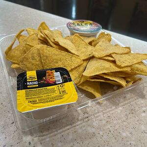 Double начос, соусы сырный и сальса