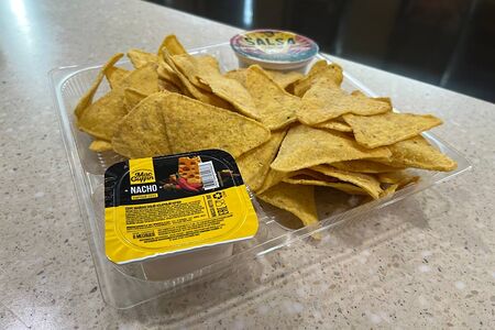 Double начос, соусы сырный и сальса