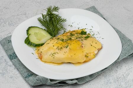 Куриное филе, запеченное с помидорами и сыром