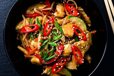 Удон с острым цыпленком Кунг-пао