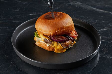 Бургер с овощами гриль