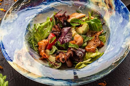 Салат от шеф-повара с морепродуктами