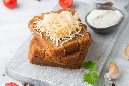 Гренки жареные чесночные