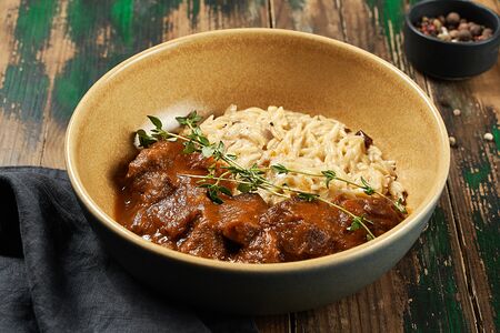 Говяжьи щечки с орзо и белыми грибами