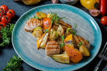 Медальоны из cвинoй вырезки с овощами