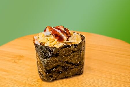 Гункан с угрем и омлетом