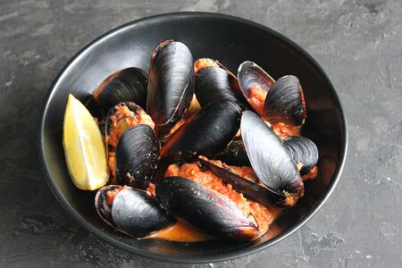 Мидии с соусом сальса