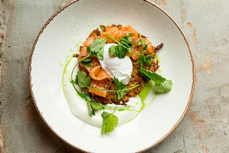 Большой драник с лососем и яйцом пашот