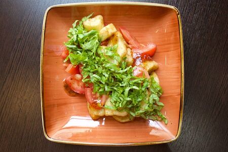 Салат с хрустящими баклажанами и томатами