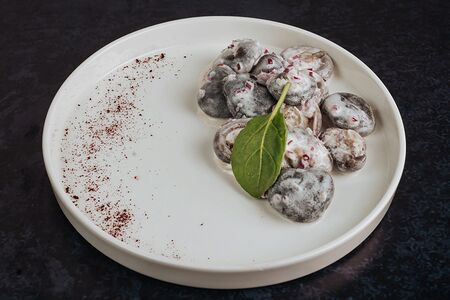 Грузди домашнего соленья со сметаной и красным луком