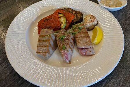 Стейк тунца-гриль с овощами