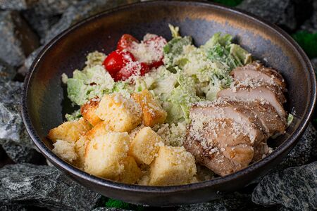 Салат цезарь с куриным бедром