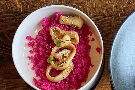 Кальмар со свекольным рисом