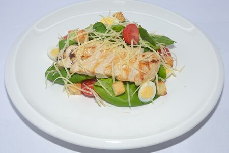 Салат Цезарь с куриной грудкой на гриле