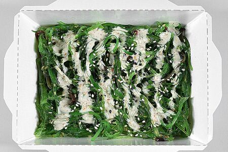 Салат Чука с ореховым соусом