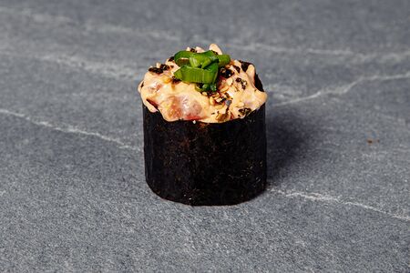 Гункан Острый лосось