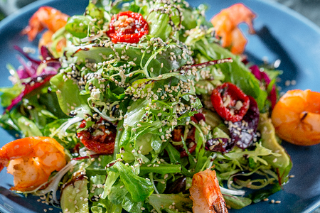 Теплый салат из тигровых креветок