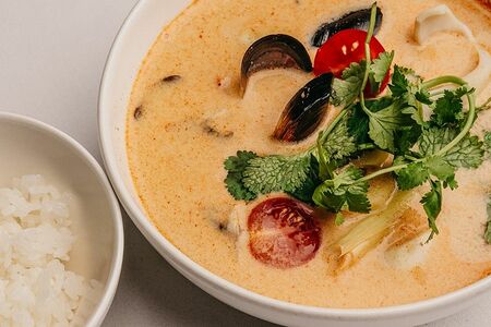 Том ям с морепродуктами