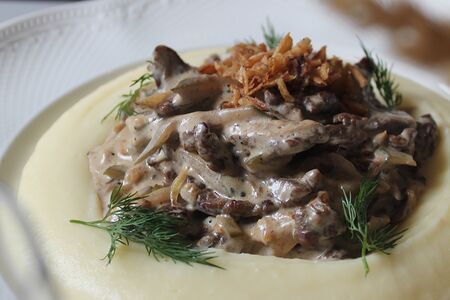 Бефстроганов из вырезки с толчёным картофелем