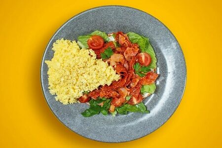 Завтрак с беконом, колбасками Пепперони и фетой