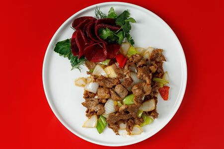 Жареная баранина с репчатым луком