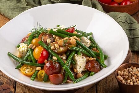 Салат со спаржевой фасолью и брынзой