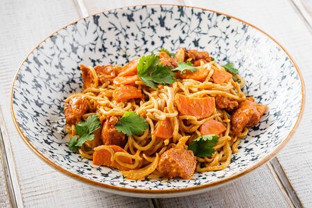 Лапша тондури с крахмальной курицей