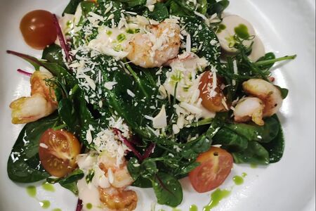 Салат с креветкой, томатами черри и имбирным соусом