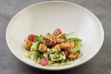 Салат с курицей и лососем в андаманском соусе