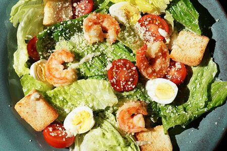 Салат Цезарь с креветками